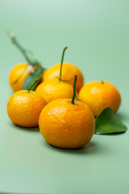 Oranges fraîches et mûres sur fond vert Concept photo