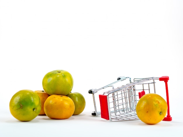 Les oranges fraîches et panier, concept de magasinage avec fond blanc