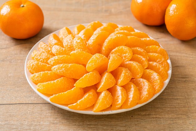 oranges fraîches sur plaque