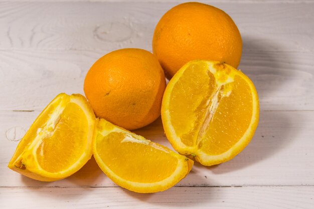 Oranges fraîches sur table en bois blanc