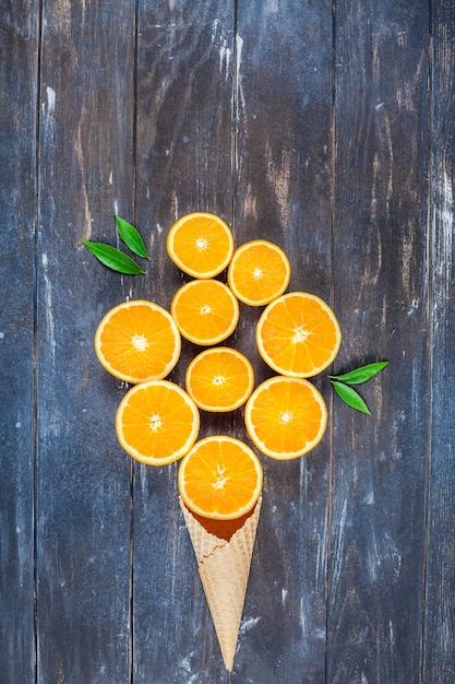 Oranges fraîches sur une table en bois sombre