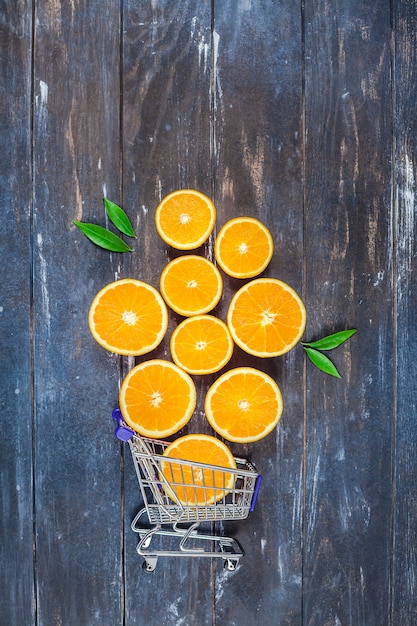 Oranges fraîches sur une table en bois sombre