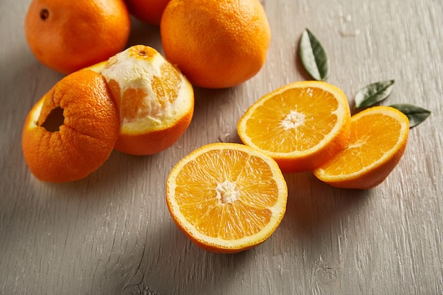 Oranges fraîches sur la table en bois