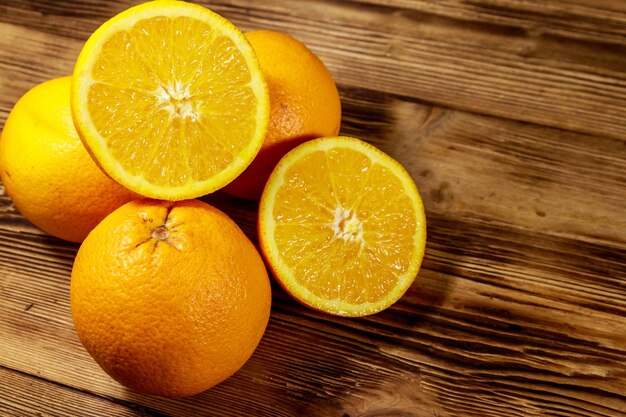 Oranges fraîches sur la table en bois