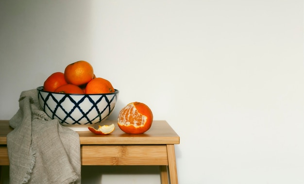 Oranges fraîches sur table