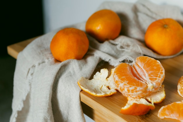 Photo oranges fraîches sur table