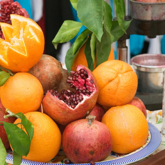 Oranges et grenades fraîches pour le jus au marché en Turquie