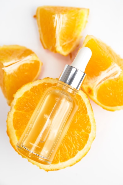 Oranges et huile essentielle sur fond blanc. Concept de médecine naturelle. Aromathérapie