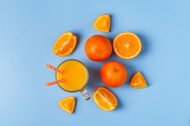 Oranges et jus de vue de dessus gros plan