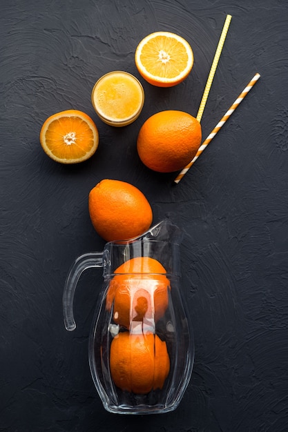 Oranges juteuses fraîches sur table en bois