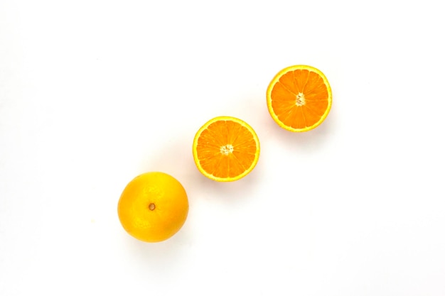 Oranges juteuses tranchées et disposées sur fond blanc concepts de fruits sains