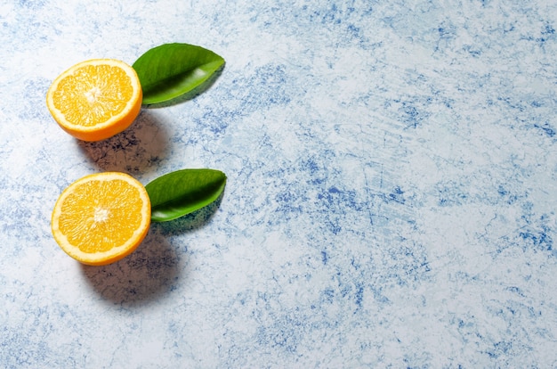 Oranges Avec Leurs Feuilles Sur Fond Bleu