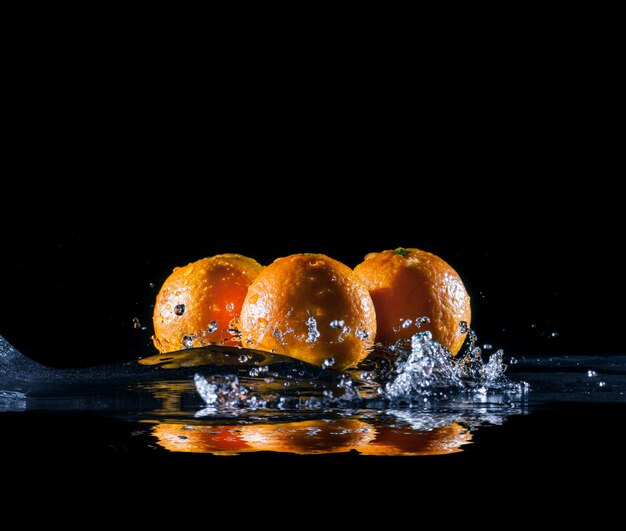 Oranges mûres dans l'eau