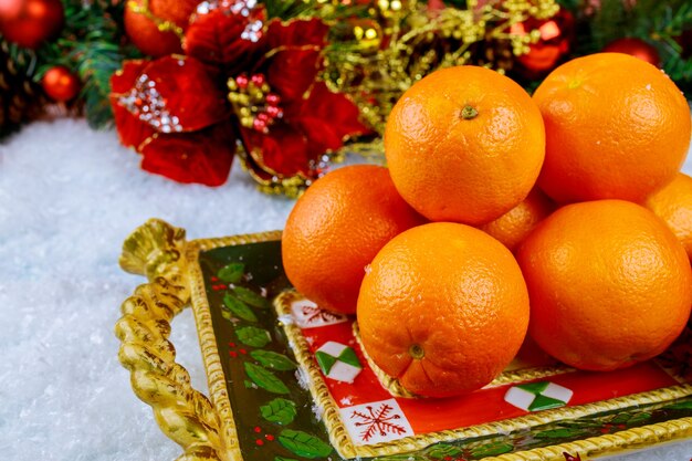 Oranges mûres dans le plateau de Noël avec ornement. Concept de nourriture saine.