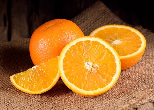 Oranges mûres sur une table en bois