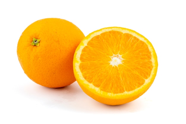 Photo oranges nombril frais isolés sur blanc