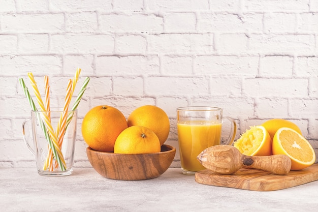 Oranges et presse-agrumes pour faire du jus d'orange