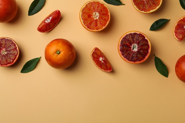 Oranges rouges et feuilles sur beige