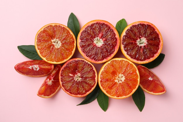 Oranges rouges et feuilles sur rose