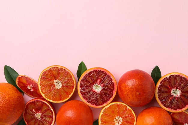 Oranges rouges et feuilles sur rose