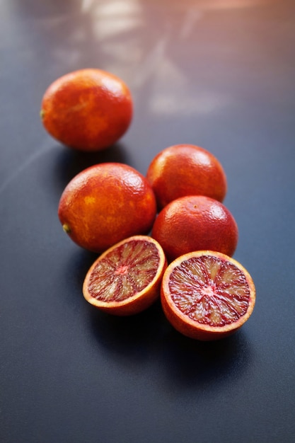 Oranges rouges juteuses sur fond noir