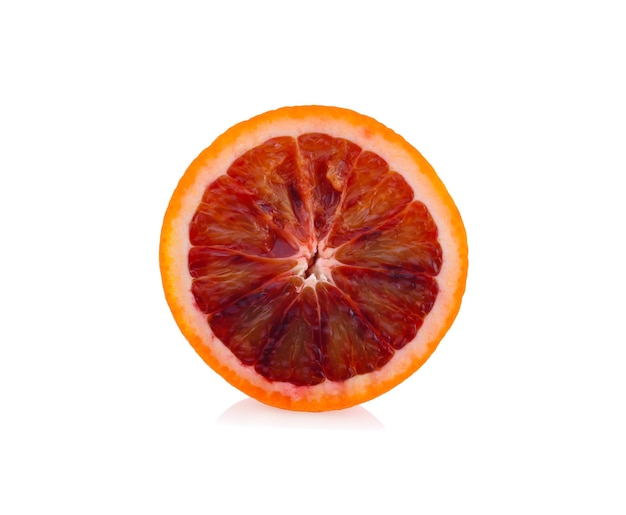 Oranges rouges sanguines isolées sur une surface blanche