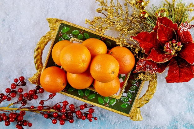 Oranges de saison dans le plateau de Noël avec ornement. Concept de nouvel an ou de Noël.