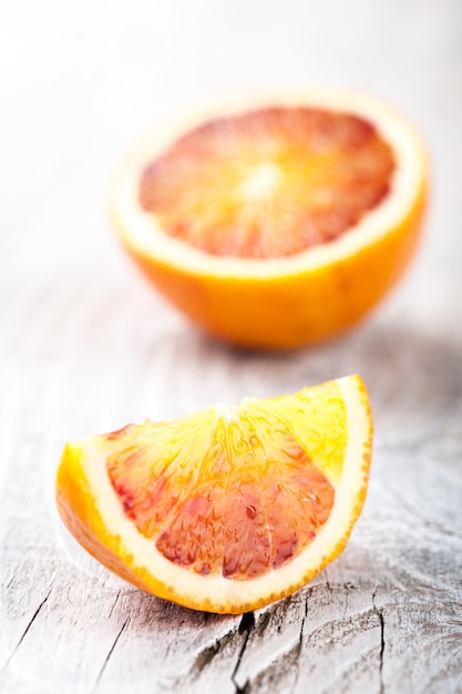 Oranges sanguines fraîches sur des plaques de verre