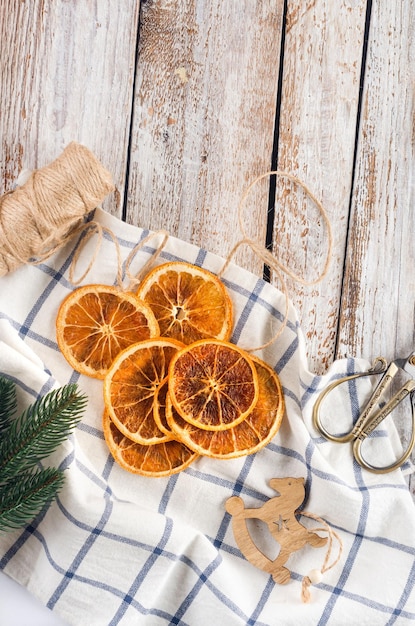 Oranges sèches pour les décorations de Noël mise au point sélective