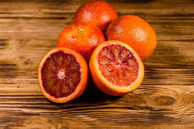 Oranges siciliennes mûres sur table en bois rustique