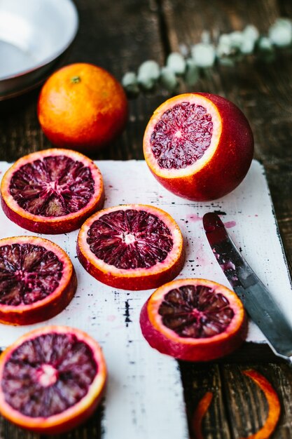 Oranges siciliennes sanglantes sur une table en bois. Fermer