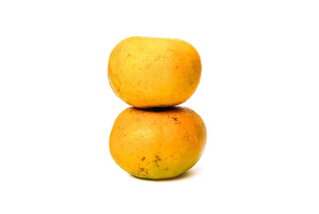 Photo les oranges sont fraîches sur un fond blanc.