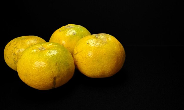 Photo les oranges sont fraîches sur un fond noir.