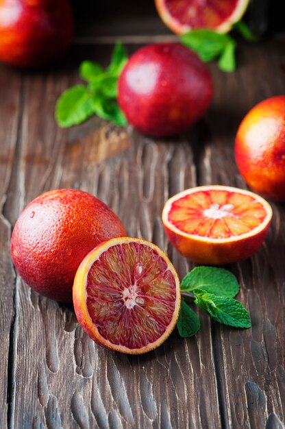 Oranges sucrées sanglantes sur la table en bois