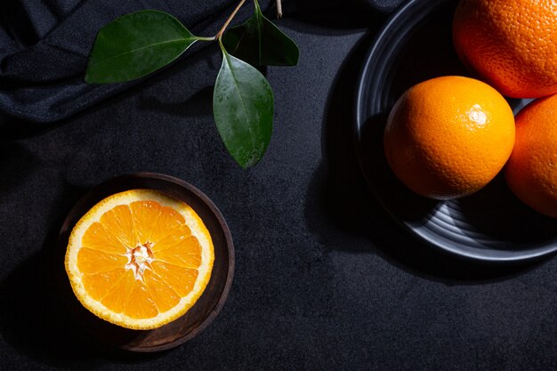 Oranges, tranche d'orange et feuilles d'oranger