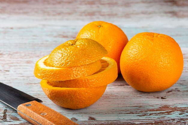 Oranges tranchées sur la table