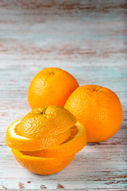 Oranges tranchées sur la table