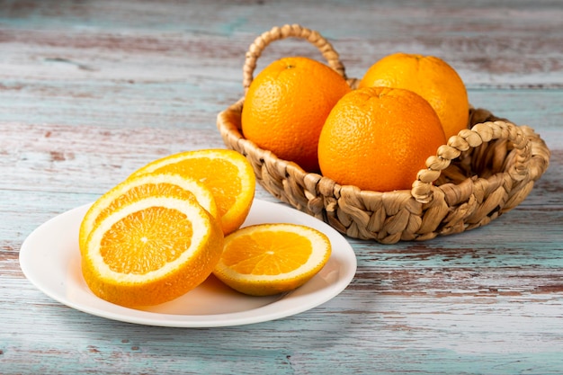 Oranges tranchées sur la table