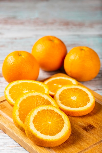 Oranges tranchées sur la table