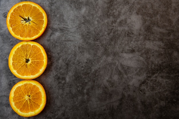 Oranges en tranches sur fond de béton