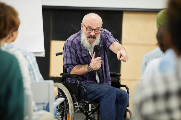 Orateur handicapé de motivation à la conférence