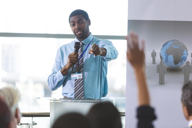 Photo un orateur parle lors d'un séminaire d'affaires