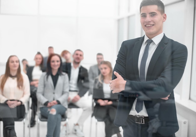 L'orateur pose une question lors d'un séminaire d'entreprise sur les affaires et l'éducation