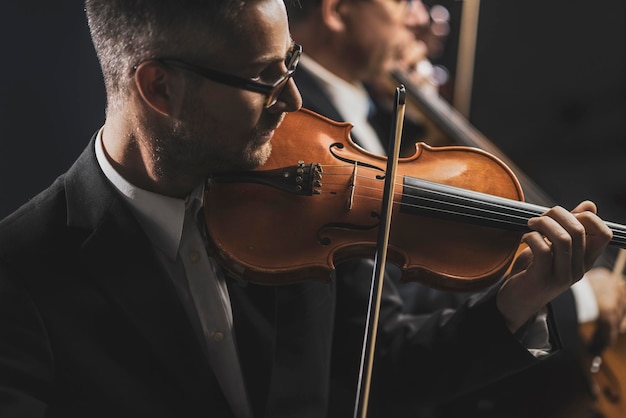 Orchestre à cordes symphonique sur scène