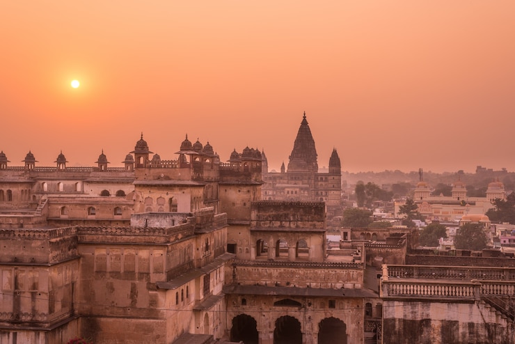 Photo orchha palace, temple hindou, paysage urbain au coucher du soleil, madhya pradesh. aussi orthographié orcha, destination de voyage célèbre en inde.