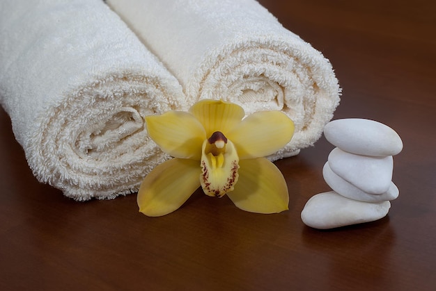 Orchidée jaune avec serviette et pierre de massage