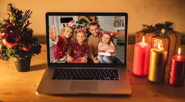 Ordinateur avec appel vidéo familial noël