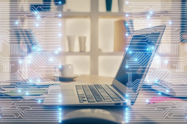 L'ordinateur sur le bureau au bureau avec un hologramme sur le thème de la technologie Concept de la technologie à exposition multiples