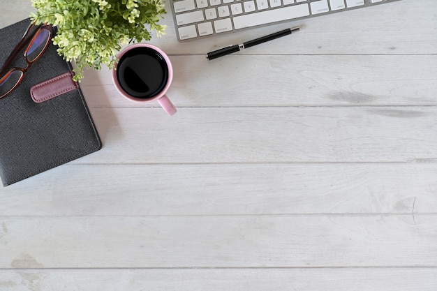 Ordinateur de bureau en bois blanc avec accessoires de bureau et espace de copie