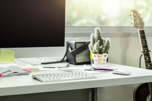 Photo ordinateur de bureau avec clavier et souris blancs sur le bureau